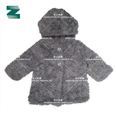 Lub tsho tiv no rau menyuam yaus nrog khawm placket thiab hneev rau hauv siab hauv Faux Fur Fabric